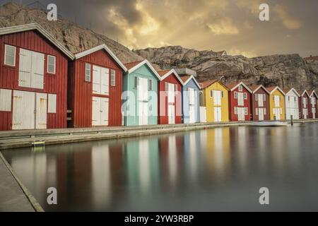 Petites maisons colorées en bord de mer. Maisons typiques en Suède pour le paysage côtier. Pêche au crabe et entreposage dans un port étroit. Smoegen, Smoegenb Banque D'Images