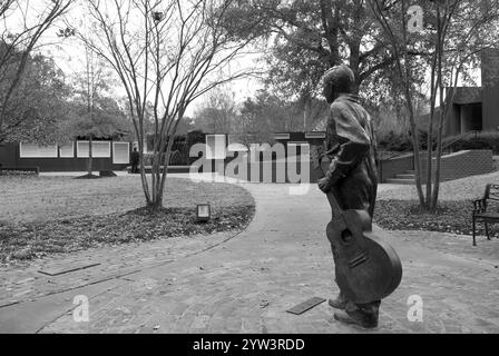 Statue en bronze du jeune Elvis Presley regardant un mur d'histoire au musée et à la chapelle du lieu de naissance d'Elvis Presley à Tupelo, Mississippi, États-Unis. Banque D'Images