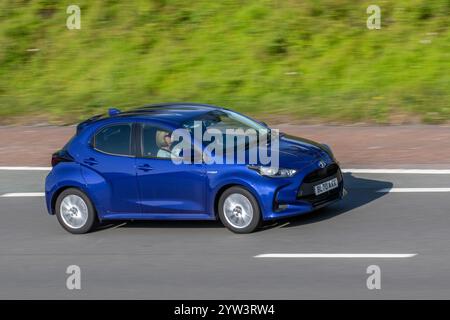 Toyota Yaris Icon 2021 bleu CVT HEV Banque D'Images