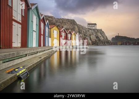 Petites maisons colorées en bord de mer. Maisons typiques en Suède pour le paysage côtier. Pêche au crabe et entreposage dans un port étroit. Smoegen, Smoegenb Banque D'Images