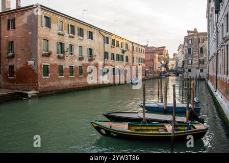 Un canal calme dans le quartier historique de Cannaregio de Venise. En raison de l'humidité constante, la plupart des vieux bâtiments ont une apparence plutôt romantique, parfois morbide. Le centre historique de Venise est classé au patrimoine mondial de l'UNESCO. Banque D'Images