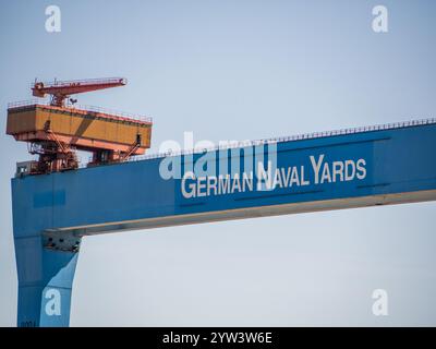 Regardant vers l'énorme grue à portique des chantiers navals allemands contre un ciel bleu. Banque D'Images