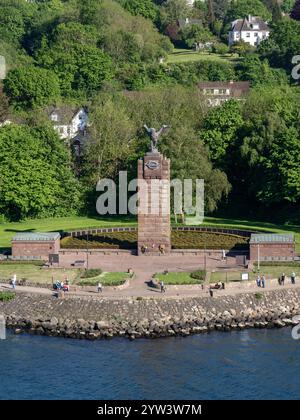 Les gens autour du mémorial des U-Boats de Möltenort avec un aigle en bronze sur le dessus érigé comme un mémorial aux marines tués sur un U-Boot pendant la première Guerre mondiale. Banque D'Images