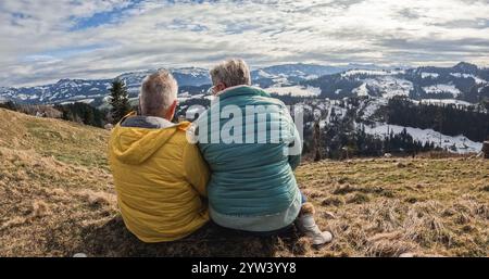 Heureux couple senior ayant des moments de détente pendant la journée de trekking dans les montagnes - Winter and Love concept - Soft Focus sur les têtes de personnes Banque D'Images