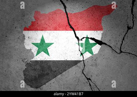 Drapeaux de Syrie peints sur un mur de béton fissuré avec l'ombre du soldat Banque D'Images