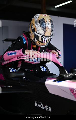 Mezzolombardo, Mezzolombardo, Émirats arabes Unis. 7 décembre 2024. Le pilote britannique Abbi Pulling ( Rodin Motorsport) est vu dans le garage du Grand Prix FIA F1 Academy Abu Dhabi sur le circuit de Yas Marina à Abu Dhabi, aux Émirats arabes Unis. (Crédit image : © Daisy Facinelli/ZUMA Press Wire) USAGE ÉDITORIAL SEULEMENT! Non destiné à UN USAGE commercial ! Banque D'Images