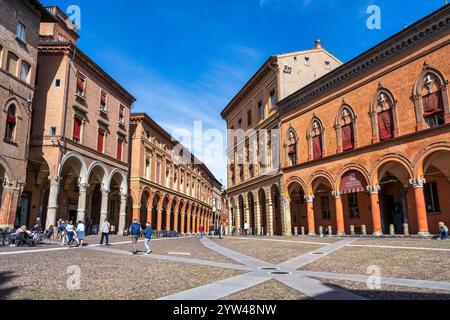 Bâtiments médiévaux et Renaissance colorés sur la Piazza Santo Stefano, dans le centre historique de Bologne, dans la région Emilie-Romagne du nord de l'Italie Banque D'Images