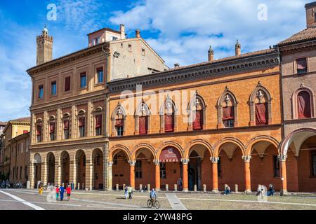 Palazzo Isolani sur la Piazza Santo Stefano, avec Torr Asinelli en arrière-plan, dans le centre historique de Bologne, région Emilie-Romagne du nord de l'Italie Banque D'Images