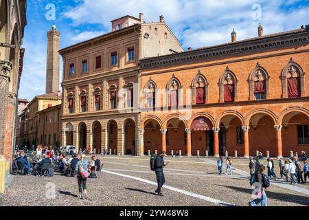 Palazzo Isolani sur la Piazza Santo Stefano, avec Torr Asinelli en arrière-plan, dans le centre historique de Bologne, région Emilie-Romagne du nord de l'Italie Banque D'Images