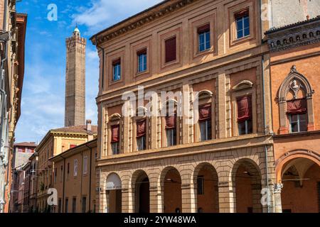 Palazzo Isolani sur la Piazza Santo Stefano, avec Torr Asinelli en arrière-plan, dans le centre historique de Bologne, région Emilie-Romagne du nord de l'Italie Banque D'Images