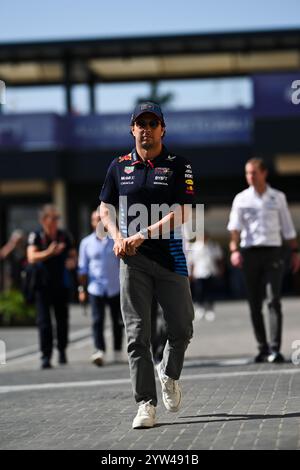 8 décembre 2024, Mezzolombardo, Mezzolombardo, Emirats Arabes Unis : le pilote mexicain Sergio Perez ( Oracle Red Bull Racing) arrive dans le Paddock du Grand Prix FIA de formule 1 Abu Dhabi au circuit de Yas Marina à Abu Dhabi, Emirats Arabes Unis. (Crédit image : © Daisy Facinelli/ZUMA Press Wire) USAGE ÉDITORIAL SEULEMENT! Non destiné à UN USAGE commercial ! Banque D'Images