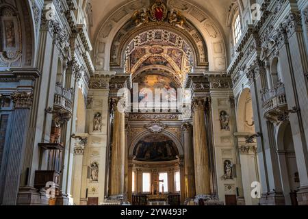 Intérieur de la Cattedrale Metropolitana di San Pietro dans le centre historique de Bologne dans la région Emilie-Romagne du nord de l'Italie Banque D'Images