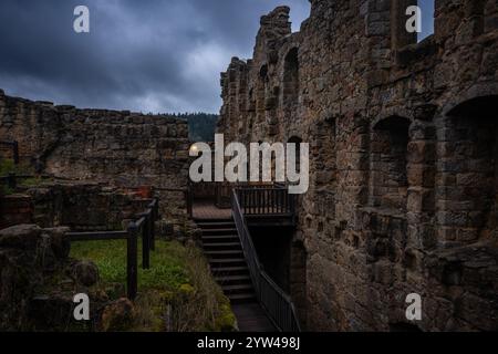 Le lieu incroyablement magique des ruines du château de Kurort Oybin en Allemagne, où l'histoire respire encore mystérieusement. Banque D'Images