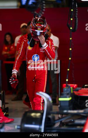 Mezzolombardo, Mezzolombardo, Émirats arabes Unis. 8 décembre 2024. Le pilote monégasque Charles Leclerc (Scuderia Ferrari) est vu dans le garage avant le Grand Prix FIA de formule 1 Abu Dhabi sur le circuit de Yas Marina à Abu Dhabi, aux Émirats Arabes Unis. (Crédit image : © Daisy Facinelli/ZUMA Press Wire) USAGE ÉDITORIAL SEULEMENT! Non destiné à UN USAGE commercial ! Banque D'Images