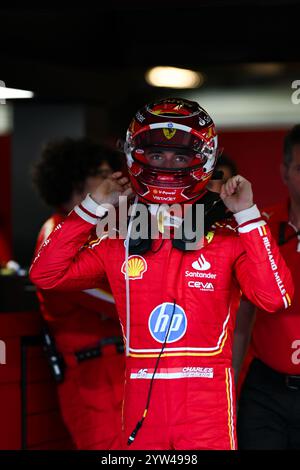 Mezzolombardo, Mezzolombardo, Émirats arabes Unis. 8 décembre 2024. Le pilote monégasque Charles Leclerc (Scuderia Ferrari) est vu dans le garage avant le Grand Prix FIA de formule 1 Abu Dhabi sur le circuit de Yas Marina à Abu Dhabi, aux Émirats Arabes Unis. (Crédit image : © Daisy Facinelli/ZUMA Press Wire) USAGE ÉDITORIAL SEULEMENT! Non destiné à UN USAGE commercial ! Banque D'Images