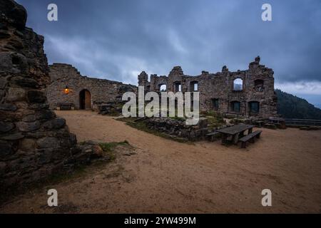 Le lieu incroyablement magique des ruines du château de Kurort Oybin en Allemagne, où l'histoire respire encore mystérieusement. Banque D'Images