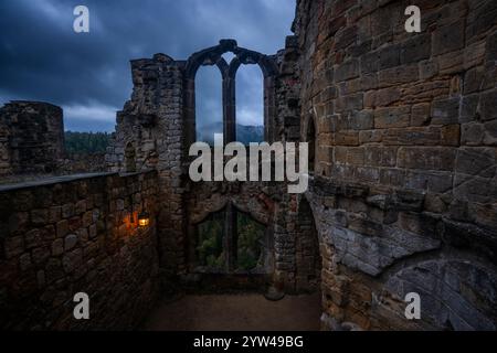 Le lieu incroyablement magique des ruines du château de Kurort Oybin en Allemagne, où l'histoire respire encore mystérieusement. Banque D'Images