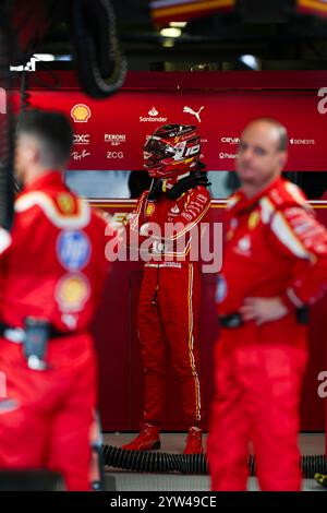 Mezzolombardo, Mezzolombardo, Émirats arabes Unis. 8 décembre 2024. Le pilote monégasque Charles Leclerc (Scuderia Ferrari) est vu dans le garage avant le Grand Prix FIA de formule 1 Abu Dhabi sur le circuit de Yas Marina à Abu Dhabi, aux Émirats Arabes Unis. (Crédit image : © Daisy Facinelli/ZUMA Press Wire) USAGE ÉDITORIAL SEULEMENT! Non destiné à UN USAGE commercial ! Banque D'Images