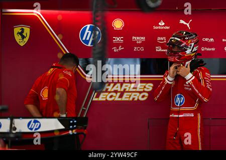 Mezzolombardo, Mezzolombardo, Émirats arabes Unis. 8 décembre 2024. Le pilote monégasque Charles Leclerc (Scuderia Ferrari) est vu dans le garage avant le Grand Prix FIA de formule 1 Abu Dhabi sur le circuit de Yas Marina à Abu Dhabi, aux Émirats Arabes Unis. (Crédit image : © Daisy Facinelli/ZUMA Press Wire) USAGE ÉDITORIAL SEULEMENT! Non destiné à UN USAGE commercial ! Banque D'Images