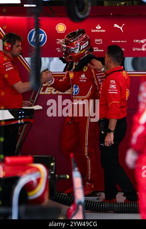 Mezzolombardo, Mezzolombardo, Émirats arabes Unis. 8 décembre 2024. Le pilote monégasque Charles Leclerc (Scuderia Ferrari) est vu dans le garage avant le Grand Prix FIA de formule 1 Abu Dhabi sur le circuit de Yas Marina à Abu Dhabi, aux Émirats Arabes Unis. (Crédit image : © Daisy Facinelli/ZUMA Press Wire) USAGE ÉDITORIAL SEULEMENT! Non destiné à UN USAGE commercial ! Banque D'Images