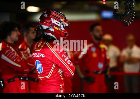 Mezzolombardo, Mezzolombardo, Émirats arabes Unis. 8 décembre 2024. Le pilote monégasque Charles Leclerc (Scuderia Ferrari) est vu dans le garage avant le Grand Prix FIA de formule 1 Abu Dhabi sur le circuit de Yas Marina à Abu Dhabi, aux Émirats Arabes Unis. (Crédit image : © Daisy Facinelli/ZUMA Press Wire) USAGE ÉDITORIAL SEULEMENT! Non destiné à UN USAGE commercial ! Banque D'Images