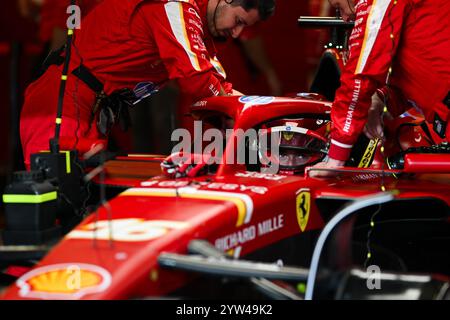 Mezzolombardo, Mezzolombardo, Émirats arabes Unis. 8 décembre 2024. Le pilote monégasque Charles Leclerc (Scuderia Ferrari) est vu dans le garage avant le Grand Prix FIA de formule 1 Abu Dhabi sur le circuit de Yas Marina à Abu Dhabi, aux Émirats Arabes Unis. (Crédit image : © Daisy Facinelli/ZUMA Press Wire) USAGE ÉDITORIAL SEULEMENT! Non destiné à UN USAGE commercial ! Banque D'Images