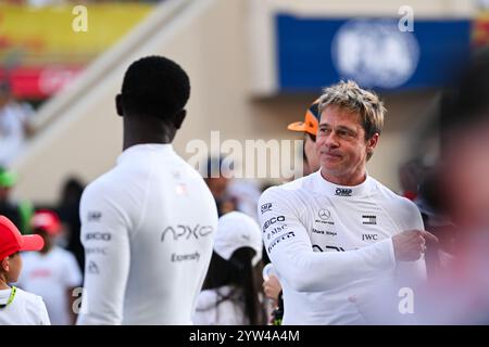 Mezzolombardo, Mezzolombardo, Émirats arabes Unis. 8 décembre 2024. Brad Pitt est vu sur la grille lors de l'hymne national du Grand Prix FIA de formule 1 Abu Dhabi sur le circuit de Yas Marina à Abu Dhabi, aux Émirats arabes Unis. (Crédit image : © Daisy Facinelli/ZUMA Press Wire) USAGE ÉDITORIAL SEULEMENT! Non destiné à UN USAGE commercial ! Banque D'Images