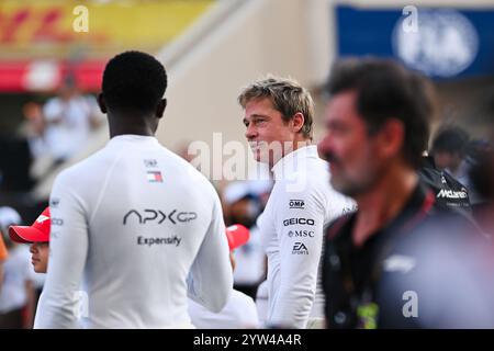 Mezzolombardo, Mezzolombardo, Émirats arabes Unis. 8 décembre 2024. Brad Pitt est vu sur la grille lors de l'hymne national du Grand Prix FIA de formule 1 Abu Dhabi sur le circuit de Yas Marina à Abu Dhabi, aux Émirats arabes Unis. (Crédit image : © Daisy Facinelli/ZUMA Press Wire) USAGE ÉDITORIAL SEULEMENT! Non destiné à UN USAGE commercial ! Banque D'Images