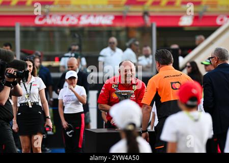 Mezzolombardo, Mezzolombardo, Émirats arabes Unis. 8 décembre 2024. Frederic Vasseur (directeur de l'équipe de la Scuderia Ferrari) et Zack Brown (directeur général de McLaren) sont sur la grille avant l'hymne national du Grand Prix FIA de formule 1 Abu Dhabi au circuit de Yas Marina à Abu Dhabi, aux Émirats arabes Unis. (Crédit image : © Daisy Facinelli/ZUMA Press Wire) USAGE ÉDITORIAL SEULEMENT! Non destiné à UN USAGE commercial ! Banque D'Images