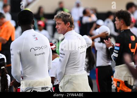 Mezzolombardo, Mezzolombardo, Émirats arabes Unis. 8 décembre 2024. Brad Pitt est vu sur la grille lors de l'hymne national du Grand Prix FIA de formule 1 Abu Dhabi sur le circuit Yas Marina à Abu Dhabi, dans les pays arabes Unis (crédit image : © Daisy Facinelli/ZUMA Press Wire) USAGE ÉDITORIAL SEULEMENT! Non destiné à UN USAGE commercial ! Banque D'Images