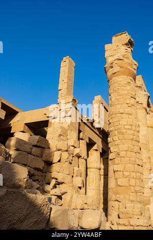 Colonnes décorées de hiéroglyphes, dans la Grande salle hypostyle, Cité d'Amon-Re, musée égyptien antique en plein air du temple de Karnak, El-Karnack, Louxor Banque D'Images