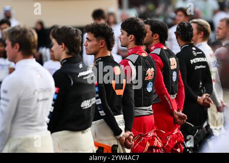 Mezzolombardo, Mezzolombardo, Émirats arabes Unis. 8 décembre 2024. Le pilote monégasque Charles Leclerc (Scuderia Ferrari) est vu lors de l'hymne national du Grand Prix FIA de formule 1 Abu Dhabi au circuit de Yas Marina à Abu Dhabi, aux Émirats Arabes Unis. (Crédit image : © Daisy Facinelli/ZUMA Press Wire) USAGE ÉDITORIAL SEULEMENT! Non destiné à UN USAGE commercial ! Banque D'Images