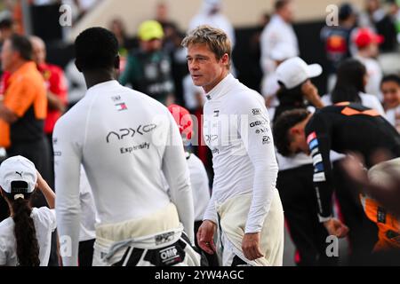 Mezzolombardo, Mezzolombardo, Émirats arabes Unis. 8 décembre 2024. Brad Pitt est vu sur la grille lors de l'hymne national du Grand Prix FIA de formule 1 Abu Dhabi sur le circuit Yas Marina à Abu Dhabi, dans les pays arabes Unis (crédit image : © Daisy Facinelli/ZUMA Press Wire) USAGE ÉDITORIAL SEULEMENT! Non destiné à UN USAGE commercial ! Banque D'Images