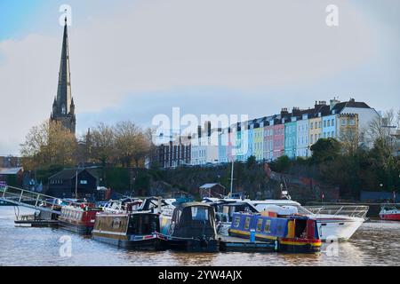 Bateaux de plaisance amarrés dans le quai dans le quartier Redcliffe de Bristol Royaume-Uni regardant vers les maisons de couleur pastel sur Redcliffe East Parade Banque D'Images