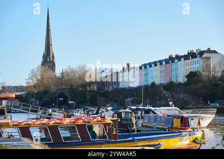 Bateaux de plaisance amarrés dans le quai dans le quartier Redcliffe de Bristol Royaume-Uni regardant vers les maisons de couleur pastel sur Redcliffe East Parade Banque D'Images