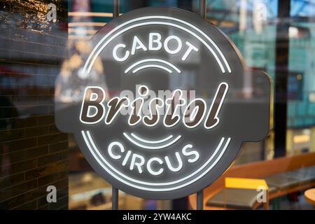 Gros plan du centre commercial Neon Sign Advertising Cabot Circus à Bristol au Royaume-Uni Banque D'Images