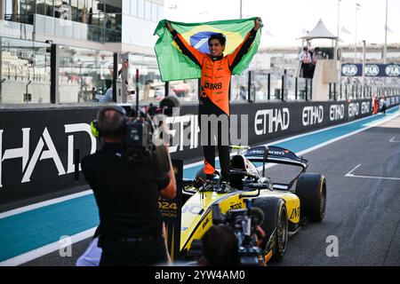 Mezzolombardo, Mezzolombardo, Émirats arabes Unis. 8 décembre 2024. Le pilote brésilien Gabriel Bortoleto ( Invicta Racing) remporte le championnat de formule 2 du Grand Prix FIA de formule 2 Abu Dhabi sur le circuit de Yas Marina à Abu Dhabi, aux Émirats arabes Unis. (Crédit image : © Daisy Facinelli/ZUMA Press Wire) USAGE ÉDITORIAL SEULEMENT! Non destiné à UN USAGE commercial ! Banque D'Images