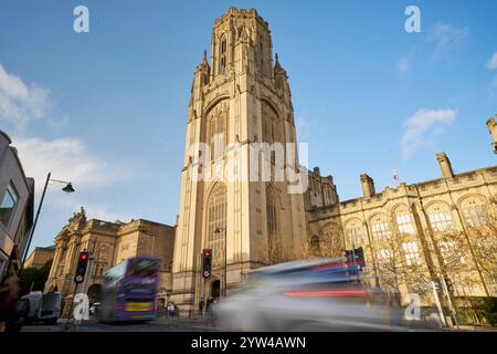 Extérieur du Wills Memorial Building partie des bâtiments universitaires de Bristol Royaume-Uni avec circulation en premier plan Banque D'Images