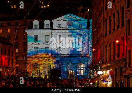 LYON, 8 décembre 2024 : foule à la Fête des lumières près de la gare Saint-Paul. Festival révèle la beauté de Lyon à la tombée de la nuit chaque année a Banque D'Images