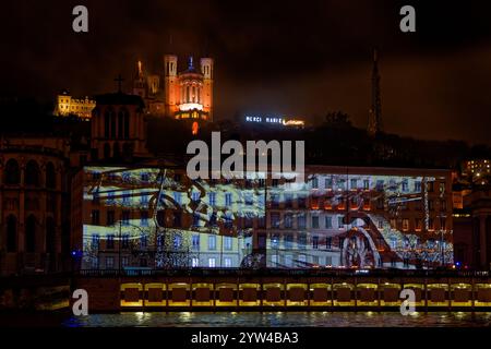 LYON, 8 décembre 2024 : Fête des lumières sur les quais de Saône avec basilique de Fourvière en arrière-plan. Festival révèle la beauté de Lyon au n° Banque D'Images