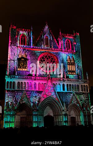 LYON, 8 décembre 2024 : Fête des lumières sur la façade de la cathédrale Saint-Jean. Festival révèle la beauté de Lyon à la tombée de la nuit chaque année vers décembre Banque D'Images