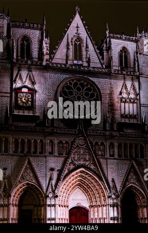 LYON, 8 décembre 2024 : Fête des lumières sur la façade de la cathédrale Saint-Jean. Festival révèle la beauté de Lyon à la tombée de la nuit chaque année vers décembre Banque D'Images