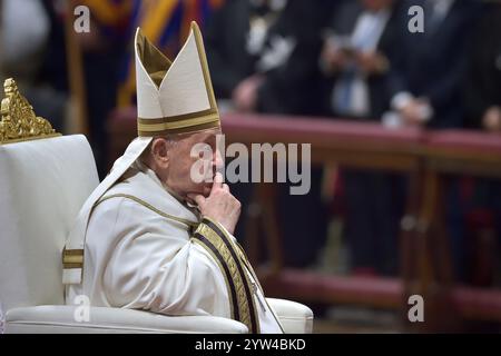 Cité du Vatican, Vatican. 07 décembre 2024. Le pape François lors du Consistoire pour la création de nouveaux cardinaux à la Basilique Pierre le 07 décembre 2024 à Vatican. Crédit : dpa/Alamy Live News Banque D'Images