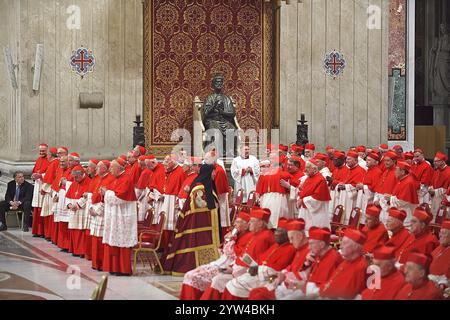 Cité du Vatican, Vatican. 07 décembre 2024. Le pape François lors du Consistoire pour la création de nouveaux cardinaux à la Basilique Pierre le 07 décembre 2024 à Vatican. Crédit : dpa/Alamy Live News Banque D'Images