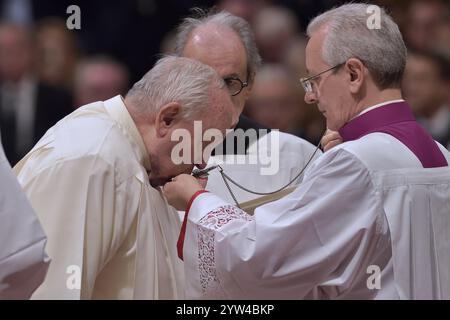 Cité du Vatican, Vatican. 07 décembre 2024. Le pape François lors du Consistoire pour la création de nouveaux cardinaux à la Basilique Pierre le 07 décembre 2024 à Vatican. Crédit : dpa/Alamy Live News Banque D'Images