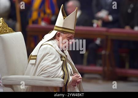 Cité du Vatican, Vatican. 07 décembre 2024. Le pape François lors du Consistoire pour la création de nouveaux cardinaux à la Basilique Pierre le 07 décembre 2024 à Vatican. Crédit : dpa/Alamy Live News Banque D'Images