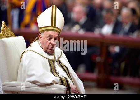 Cité du Vatican, Vatican. 07 décembre 2024. Le pape François lors du Consistoire pour la création de nouveaux cardinaux à la Basilique Pierre le 07 décembre 2024 à Vatican. Crédit : dpa/Alamy Live News Banque D'Images