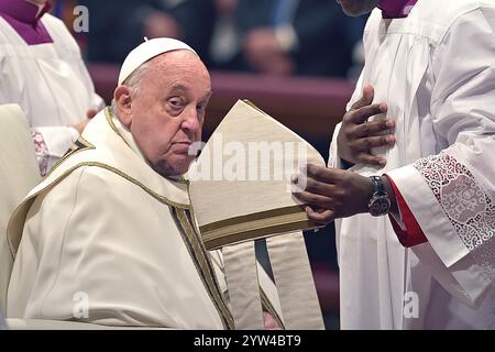 Cité du Vatican, Vatican. 07 décembre 2024. Le pape François lors du Consistoire pour la création de nouveaux cardinaux à la Basilique Pierre le 07 décembre 2024 à Vatican. Crédit : dpa/Alamy Live News Banque D'Images