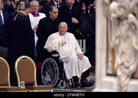 Cité du Vatican, Vatican. 07 décembre 2024. Le pape François lors du Consistoire pour la création de nouveaux cardinaux à la Basilique Pierre le 07 décembre 2024 à Vatican. Crédit : dpa/Alamy Live News Banque D'Images