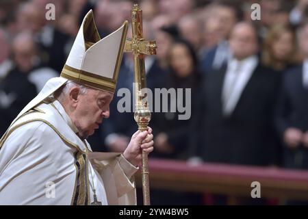 Cité du Vatican, Vatican. 07 décembre 2024. Le pape François lors du Consistoire pour la création de nouveaux cardinaux à la Basilique Pierre le 07 décembre 2024 à Vatican. Crédit : dpa/Alamy Live News Banque D'Images